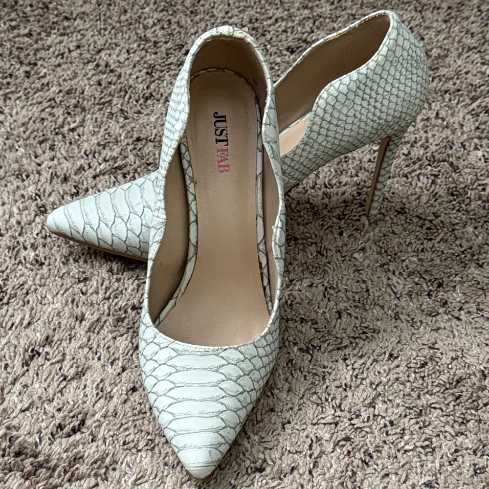 JustFab Women’s White Faux Snake Skin Pointed Toe High Heel Size 9